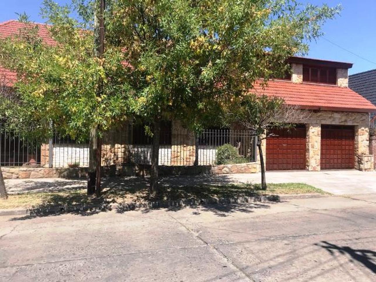 Chalet de siete ambientes en venta en Haedo Barrio Guemes