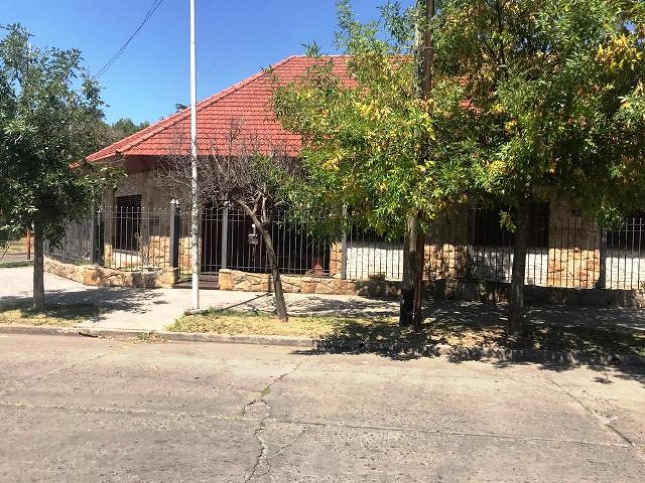 Chalet de siete ambientes en venta en Haedo Barrio Guemes