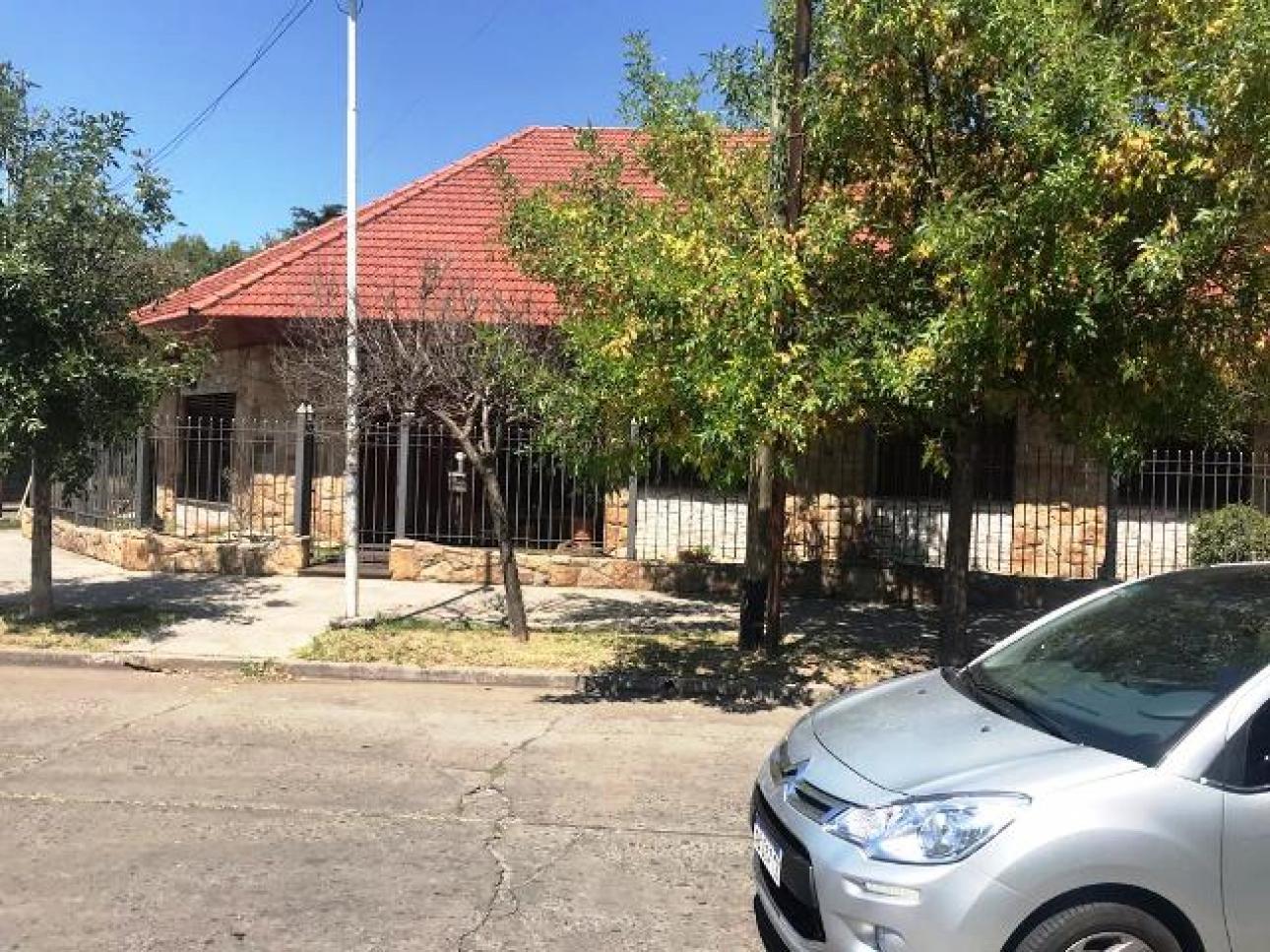 Chalet de siete ambientes en venta en Haedo Barrio Guemes