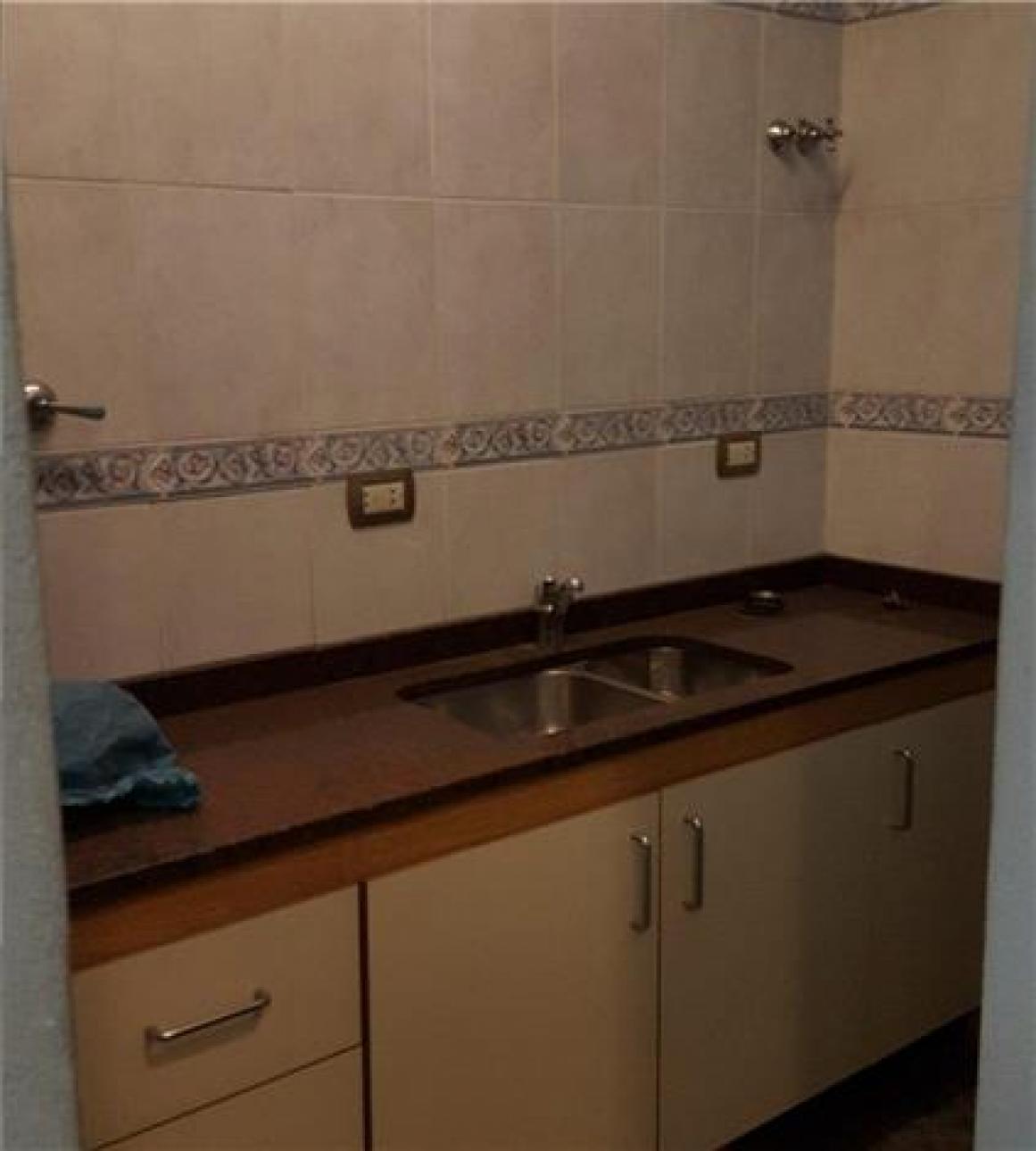 Importante Local Sobre Av. Peron (ex 3 de Febrero) de 85 mts
