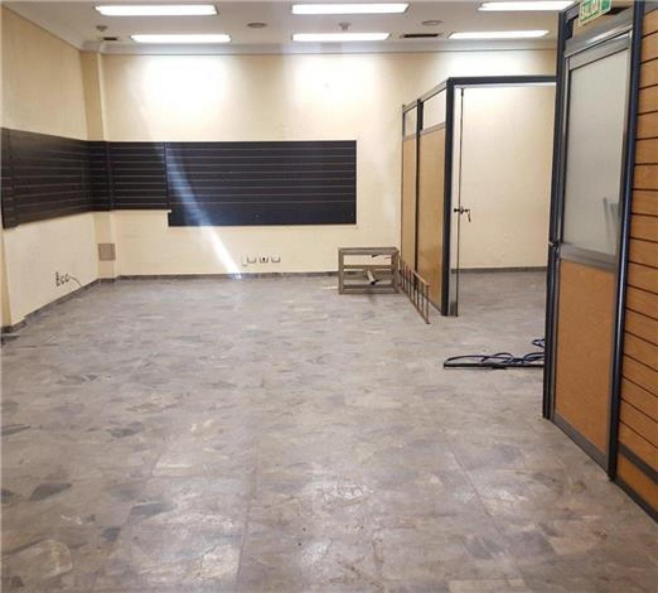 Importante Local Sobre Av. Peron (ex 3 de Febrero) de 85 mts