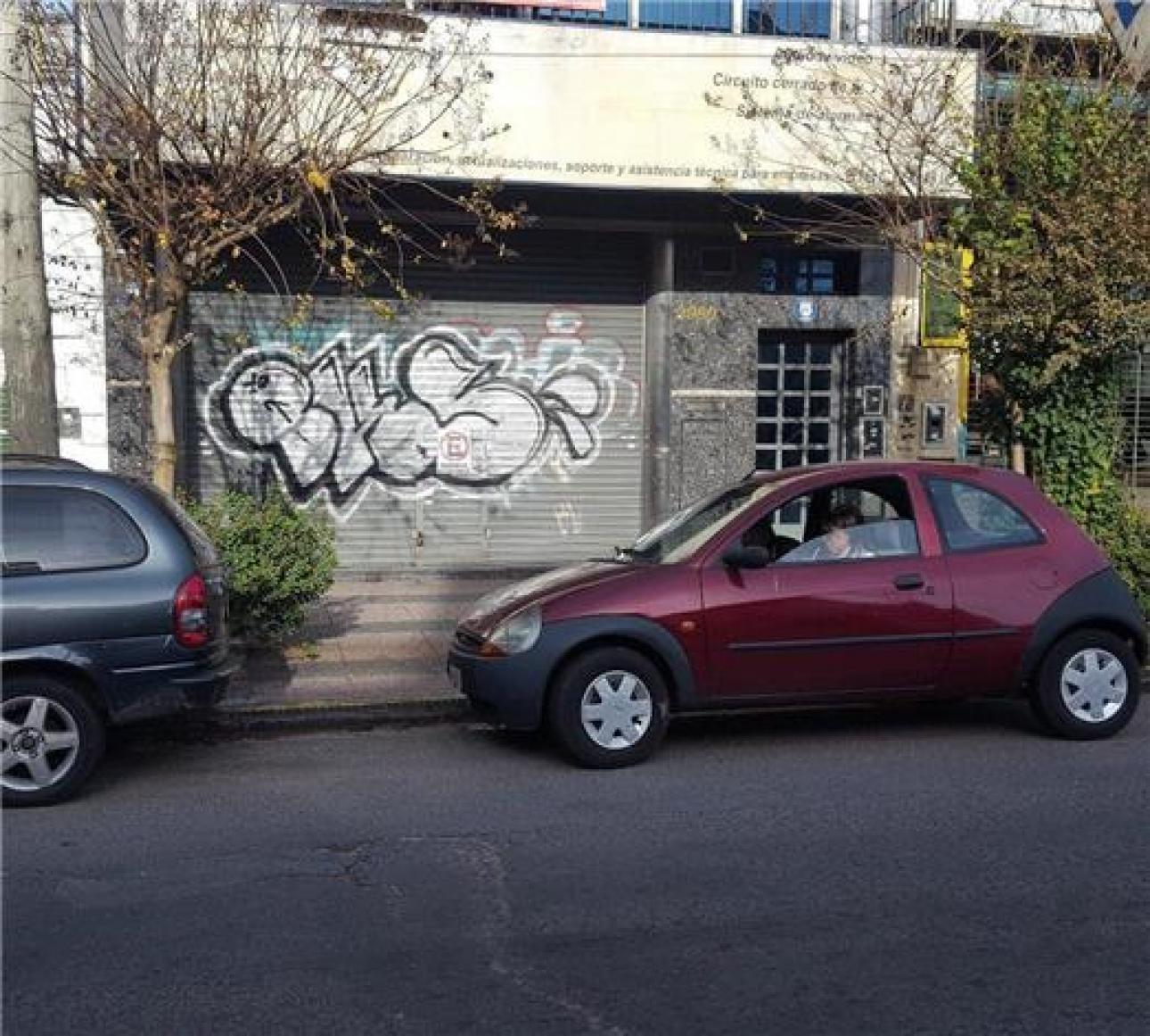 Importante Local Sobre Av. Peron (ex 3 de Febrero) de 85 mts