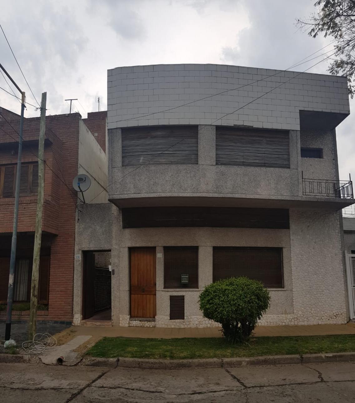 SAN MARTIN (LOURDES) PH 4 AMB. C/PATIO Y JARDIN.