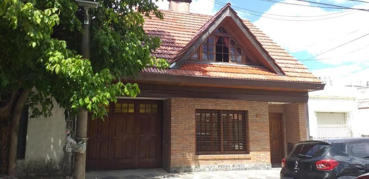OPORTUNIDAD CHALET 4 AMB, COCHERA Y AMPLIO PARQUE - MALAVER