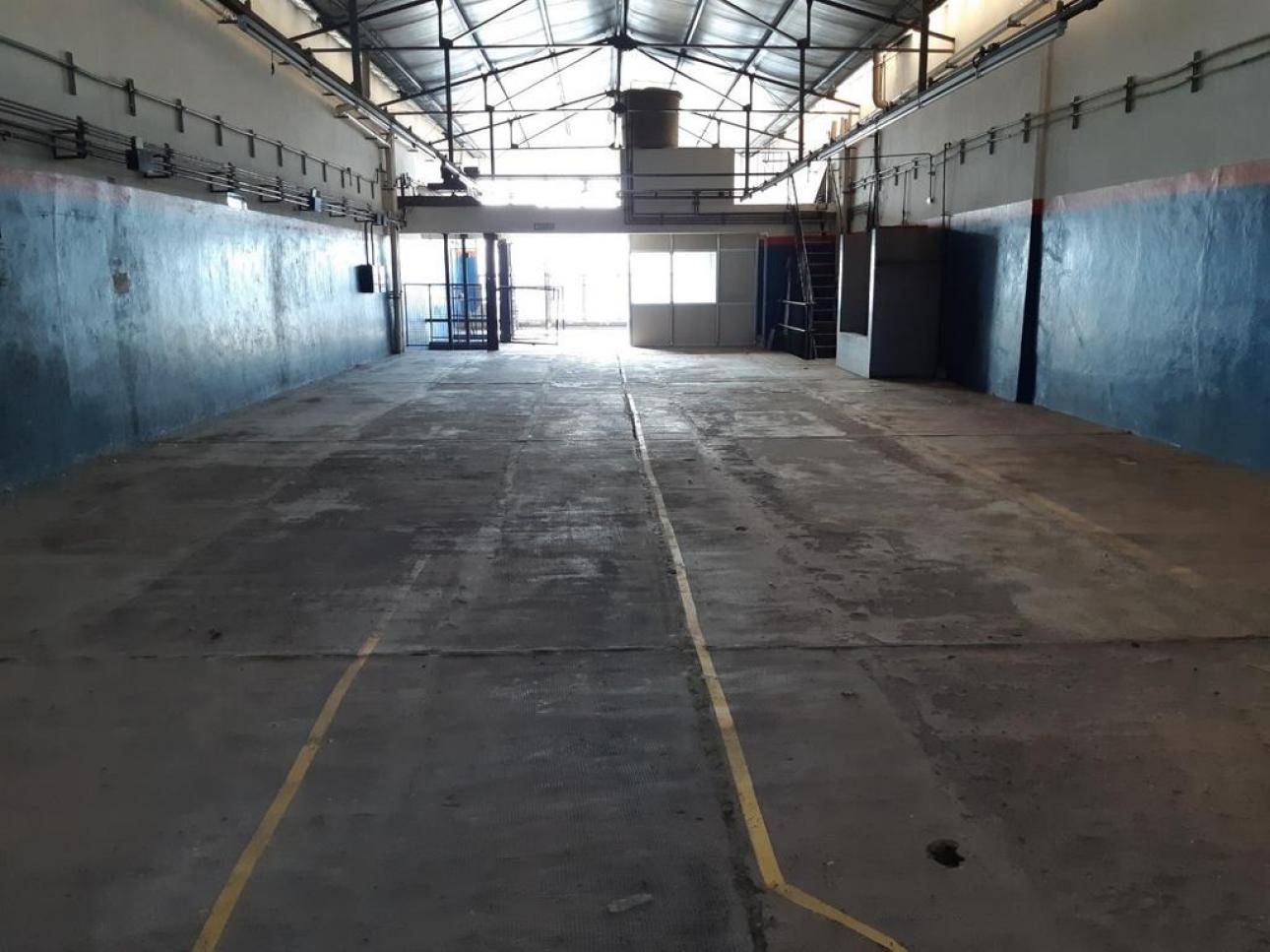 710 m2 CON MONTACARGAS