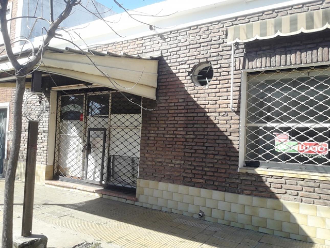 Venta en bloque de casa con locales