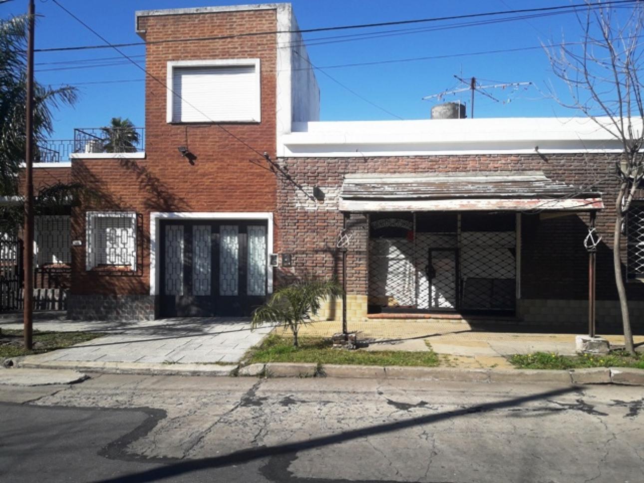 Venta en bloque de casa con locales