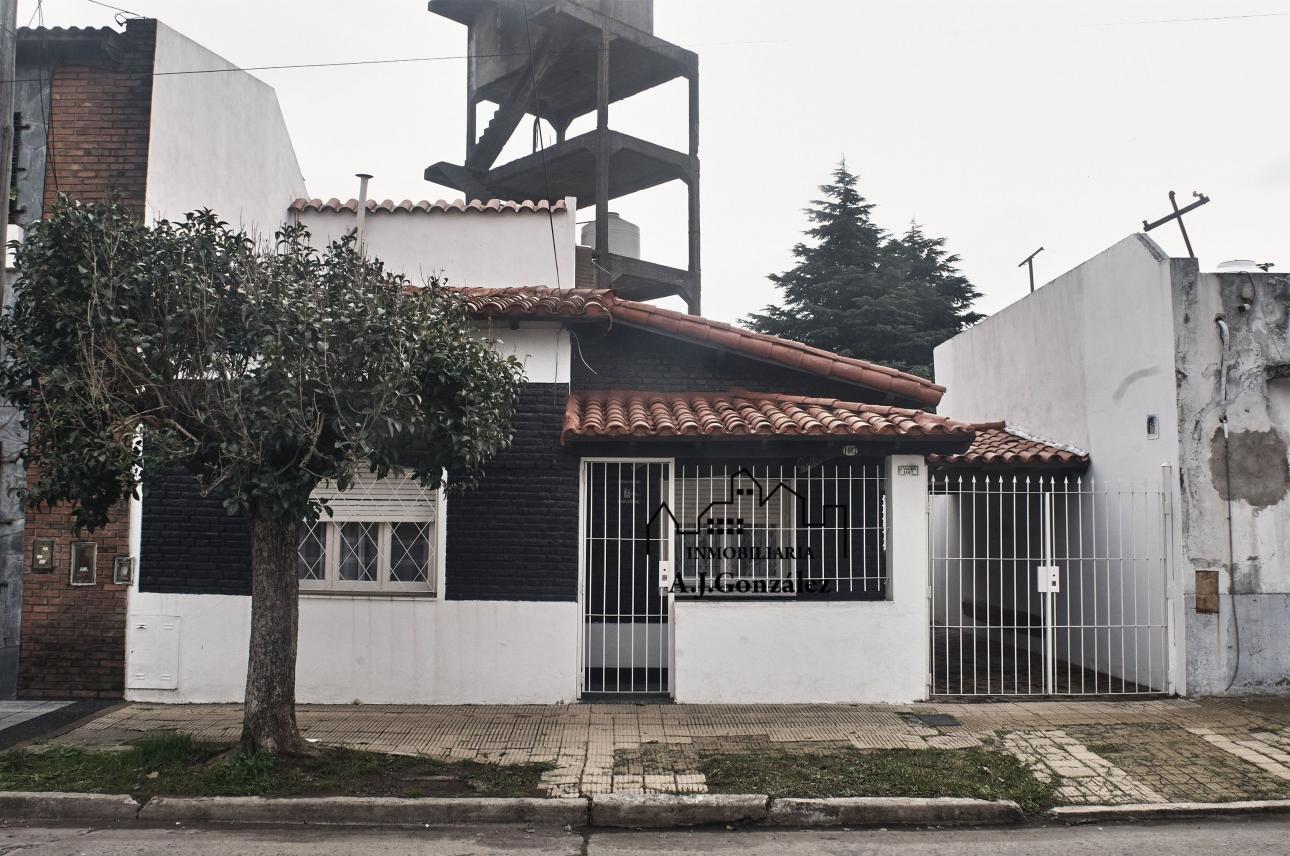 Casa en Santos Lugares con cochera (oportunidad)