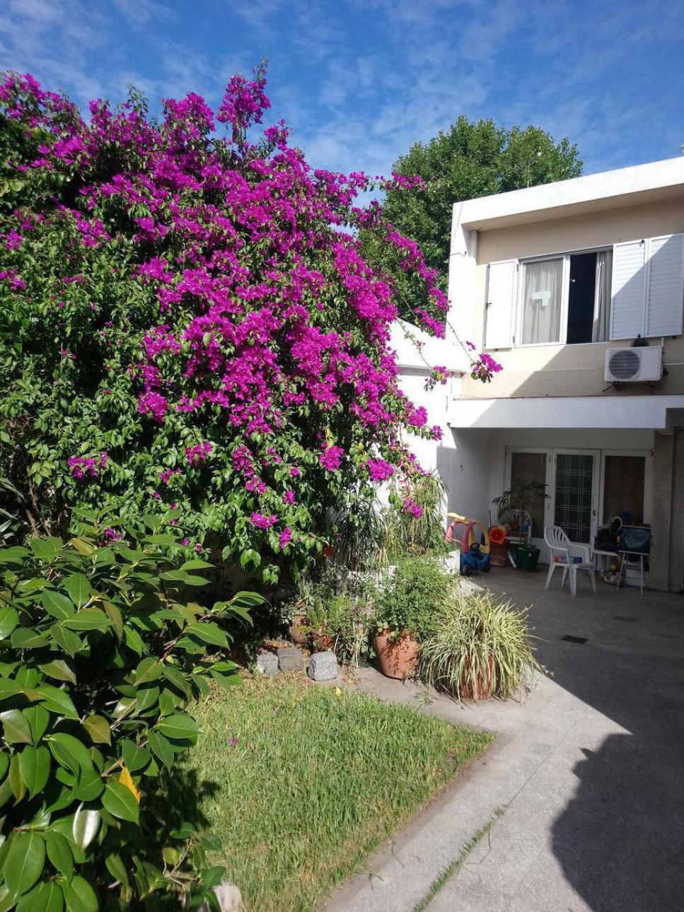 Excelente Casa con Fondo. Lote Propio