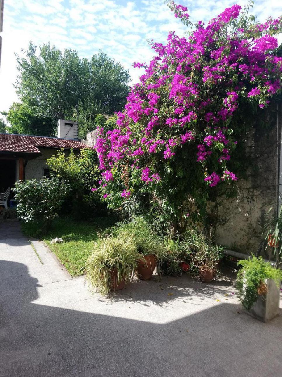 Excelente Casa con Fondo. Lote Propio