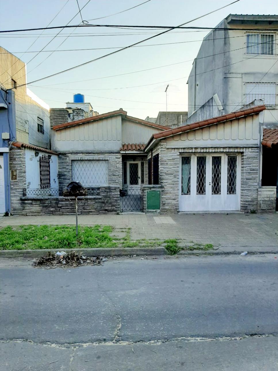Casa 5 ambientes c/ fondo parquizado