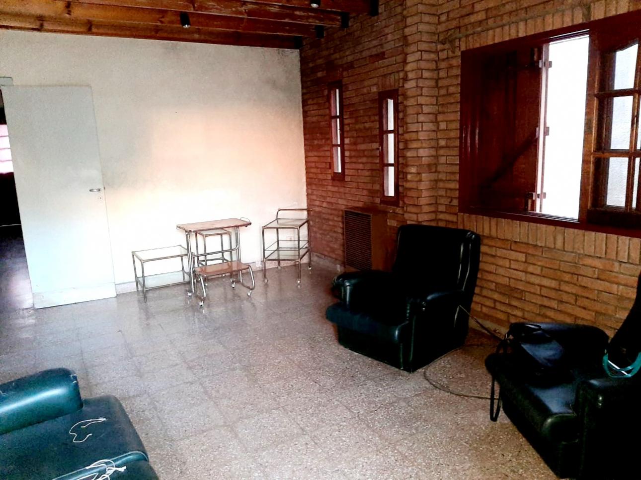 Casa 5 ambientes c/ fondo parquizado