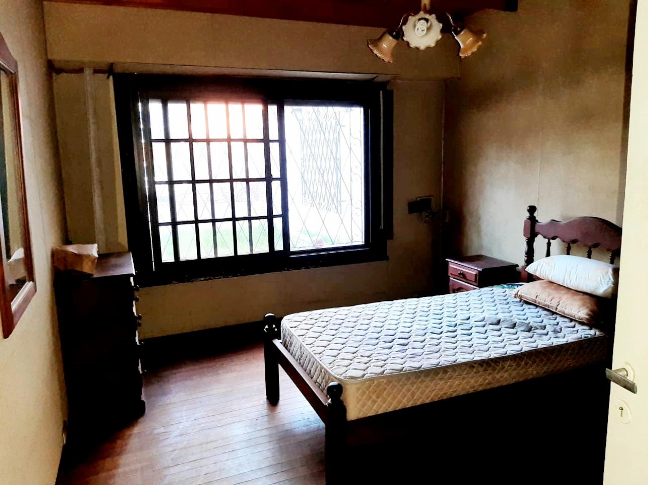 Casa 5 ambientes c/ fondo parquizado