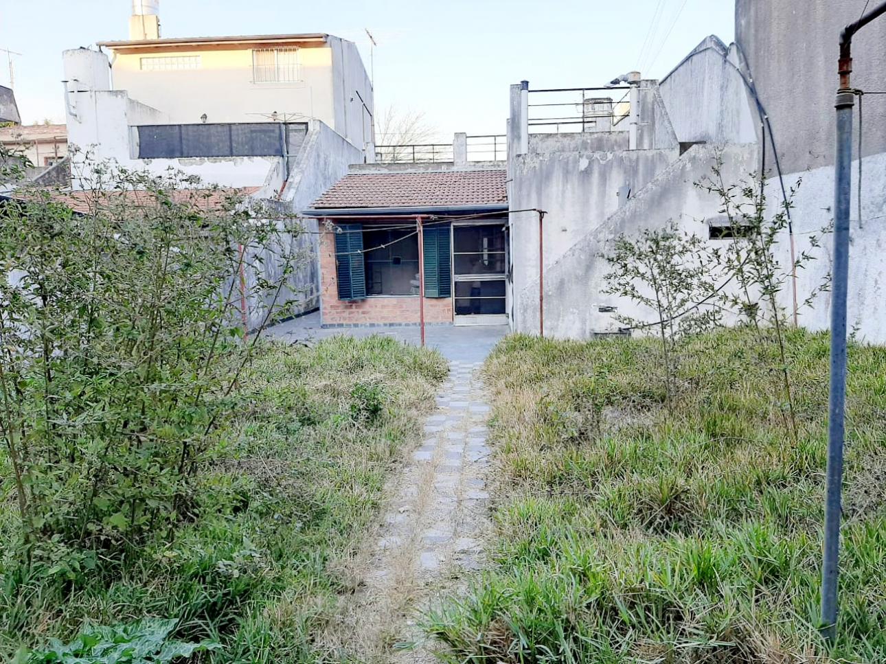 Casa 5 ambientes c/ fondo parquizado
