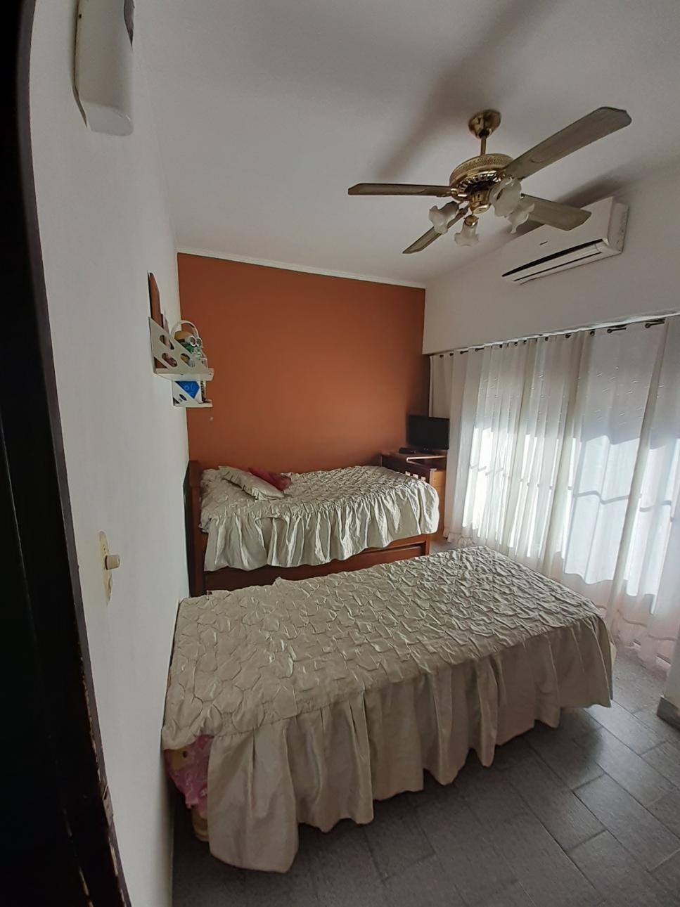 DEPARTAMENTO 4 AMBIENTES 1ER.  PISO X ESCALERA C/PATIO