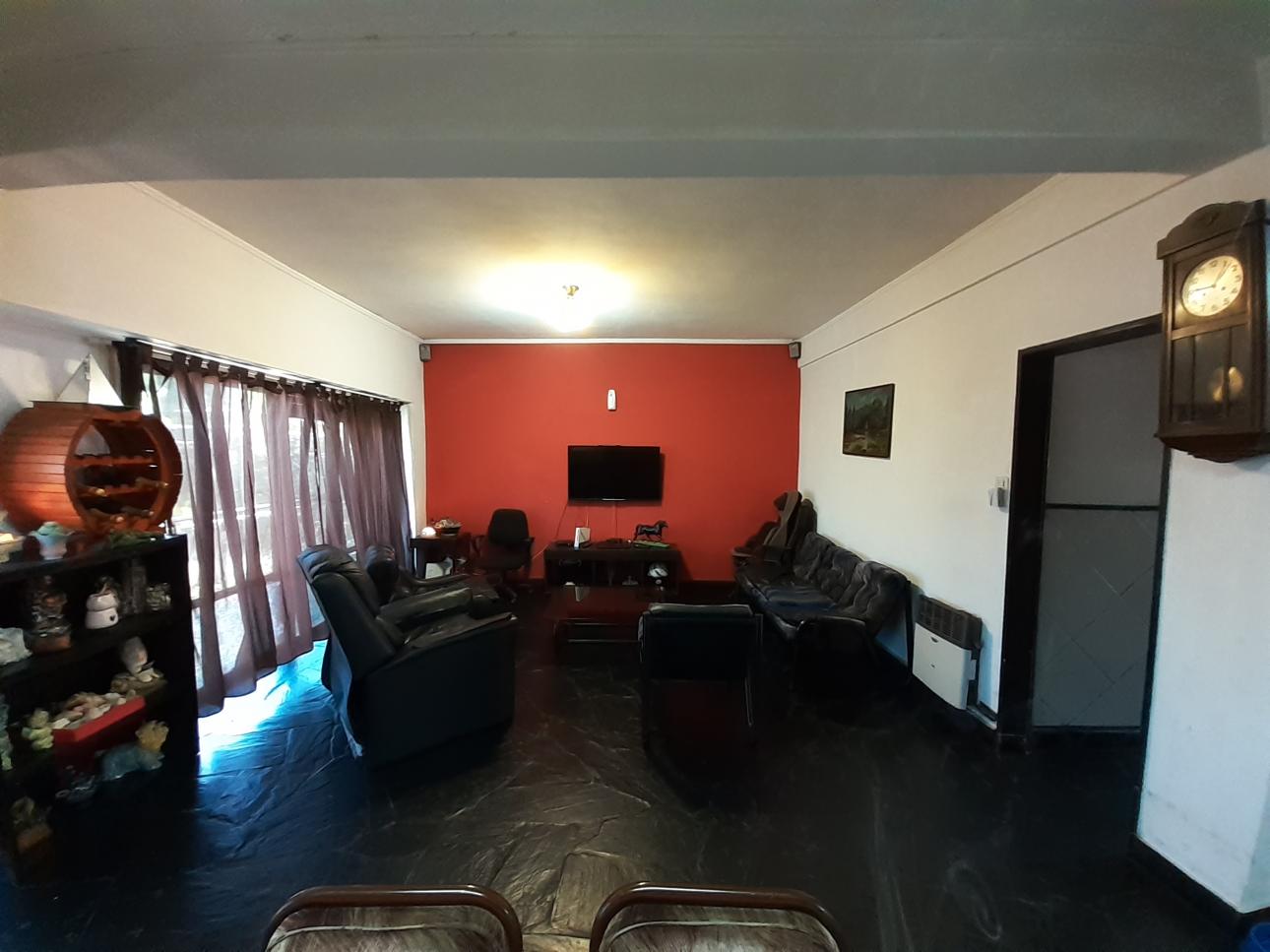 DEPARTAMENTO 4 AMBIENTES 1ER.  PISO X ESCALERA C/PATIO