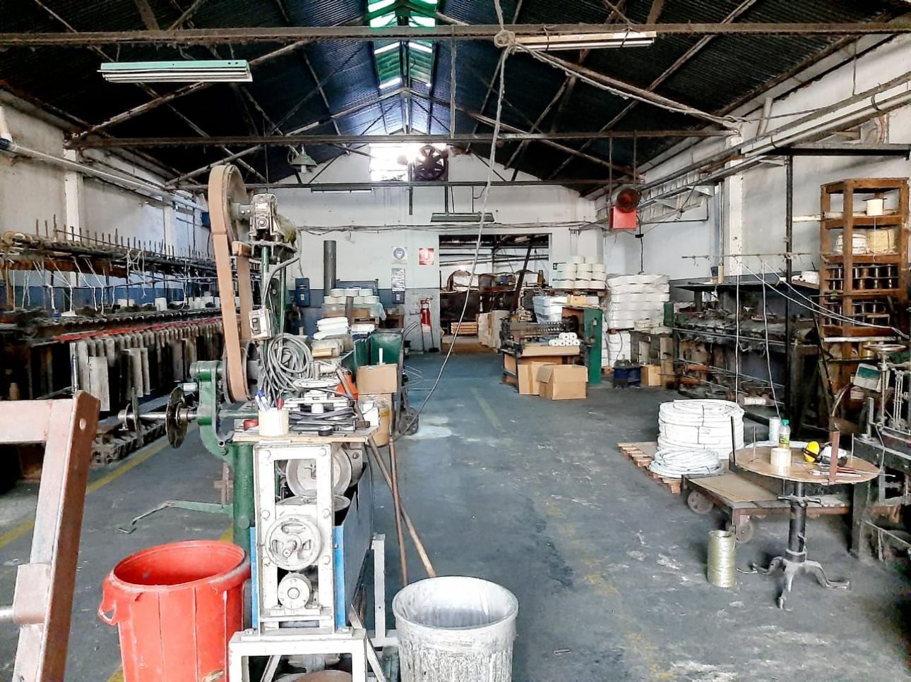GALPON 3400 m2 C/ SALIDA A DOS CALLES