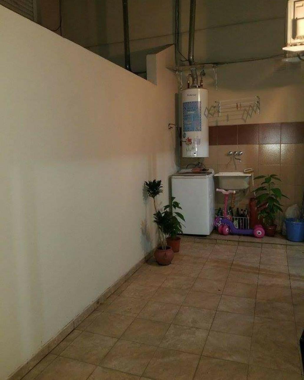 Se vende departamento 2 ambientes con patio y cochera