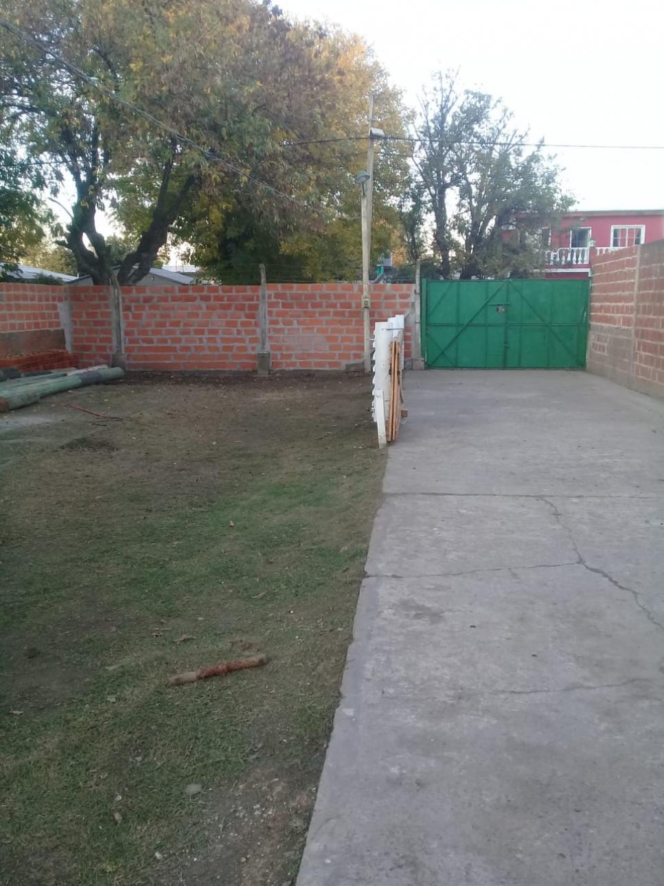 Galpon de 96 m2 sobre calle Quintana, Glew