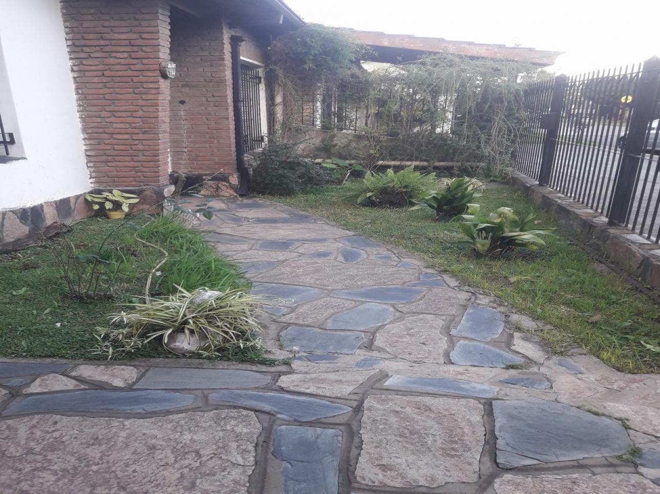 Casa en venta de cuatro ambientes en Villa Luzuriaga