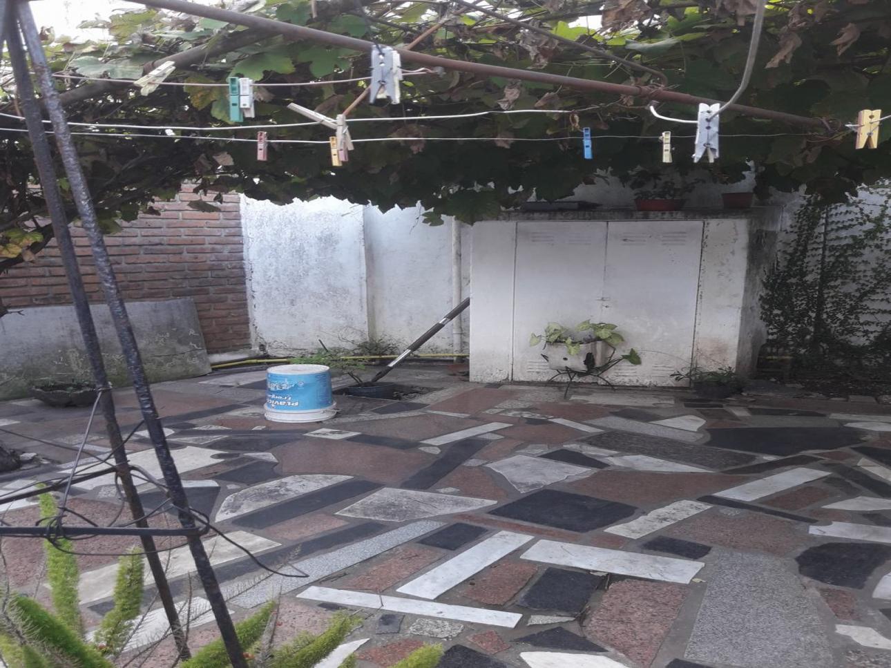 Casa en venta de cuatro ambientes en Villa Luzuriaga
