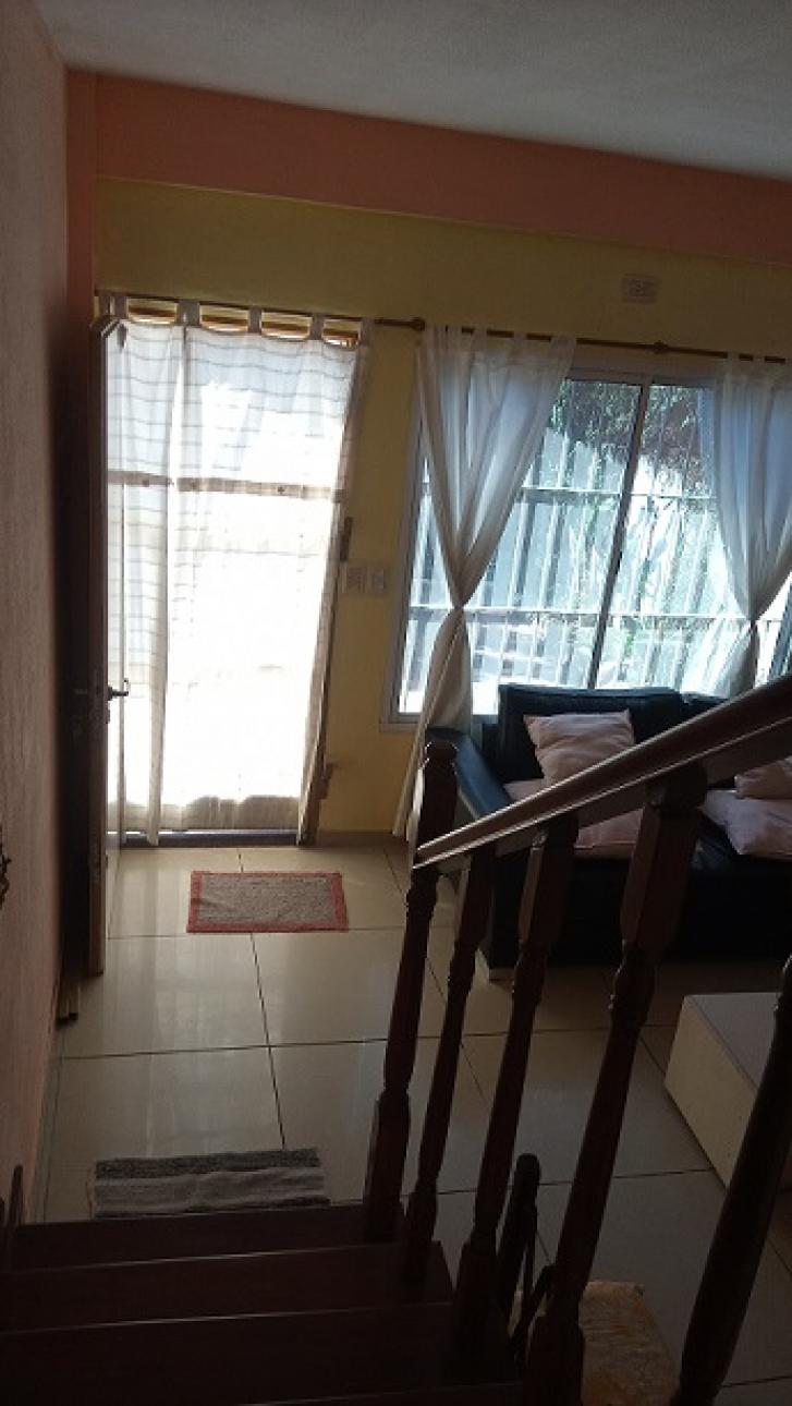 Casa 5 ambientes c/cochera y patio - Hermosa