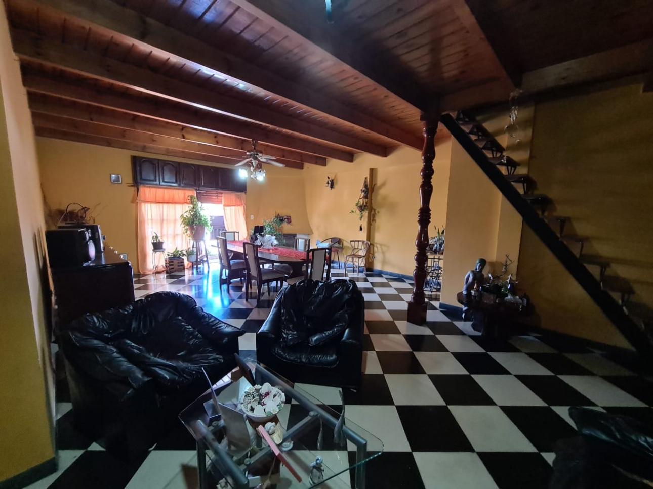 Amplio local + 2 viviendas sobre Av. Yrigoyen al 21300, Glew