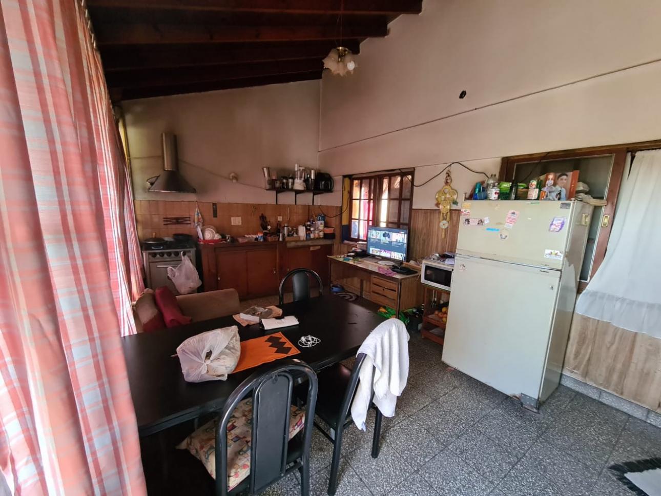 Amplio local + 2 viviendas sobre Av. Yrigoyen al 21300, Glew