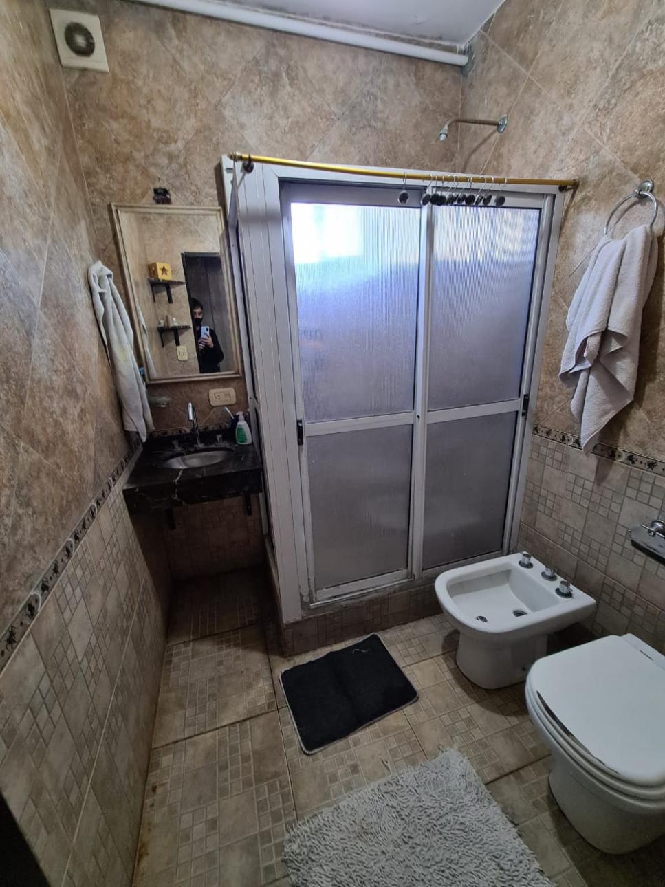 Amplio local + 2 viviendas sobre Av. Yrigoyen al 21300, Glew