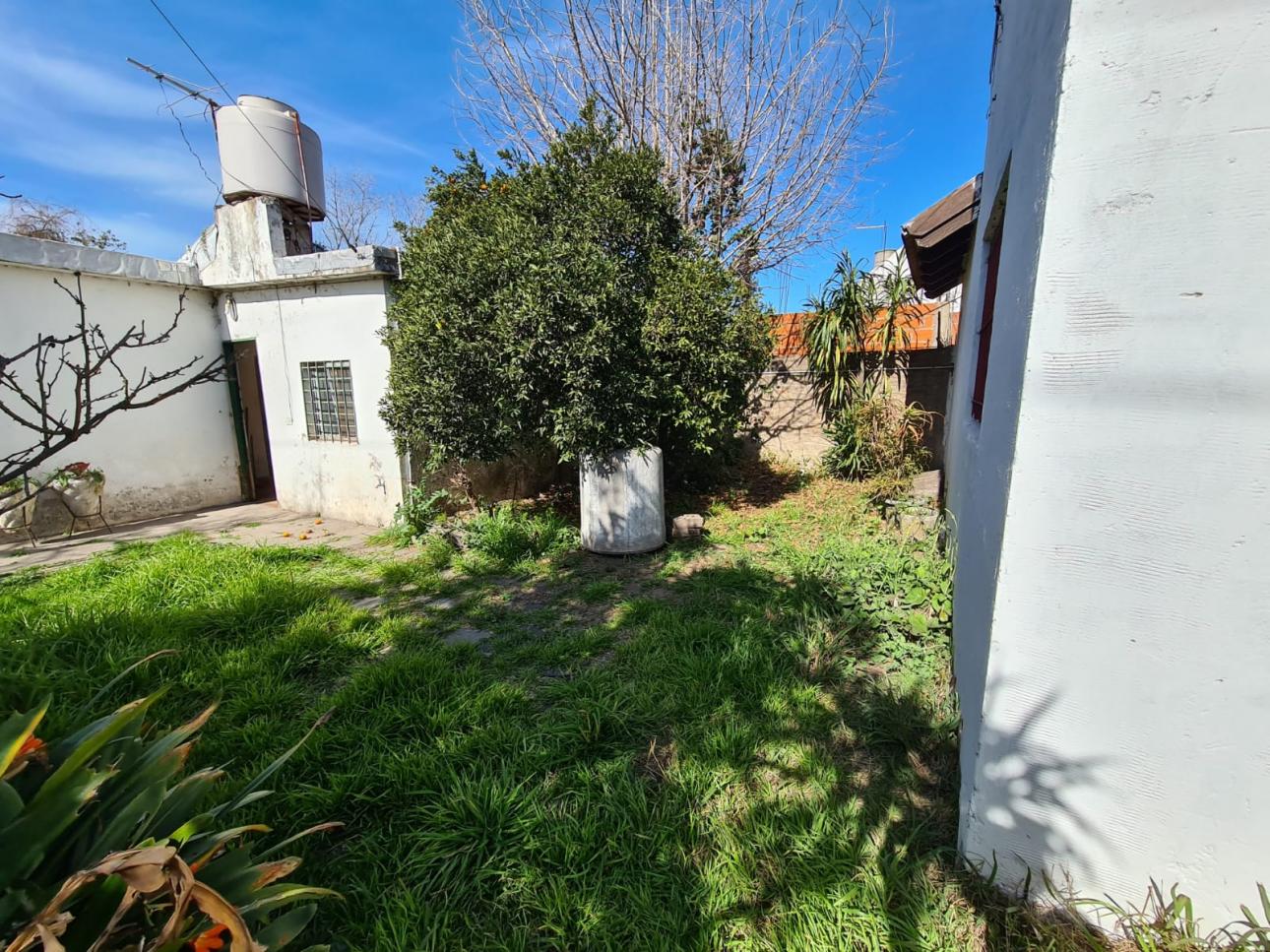 Inmueble a reformar a una cuadra de Espora y La Serenisima