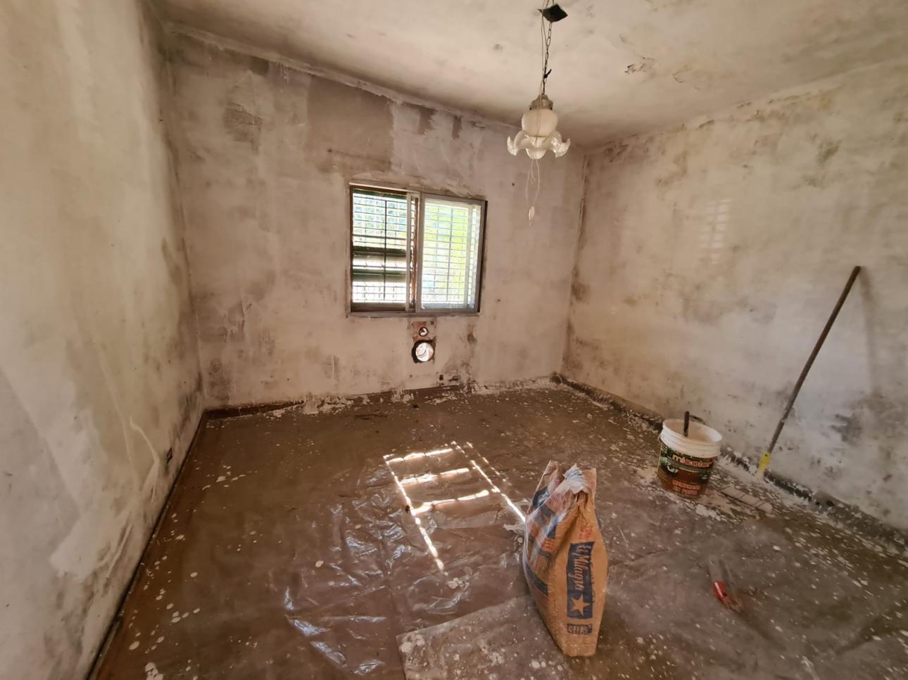 Inmueble a reformar a una cuadra de Espora y La Serenisima