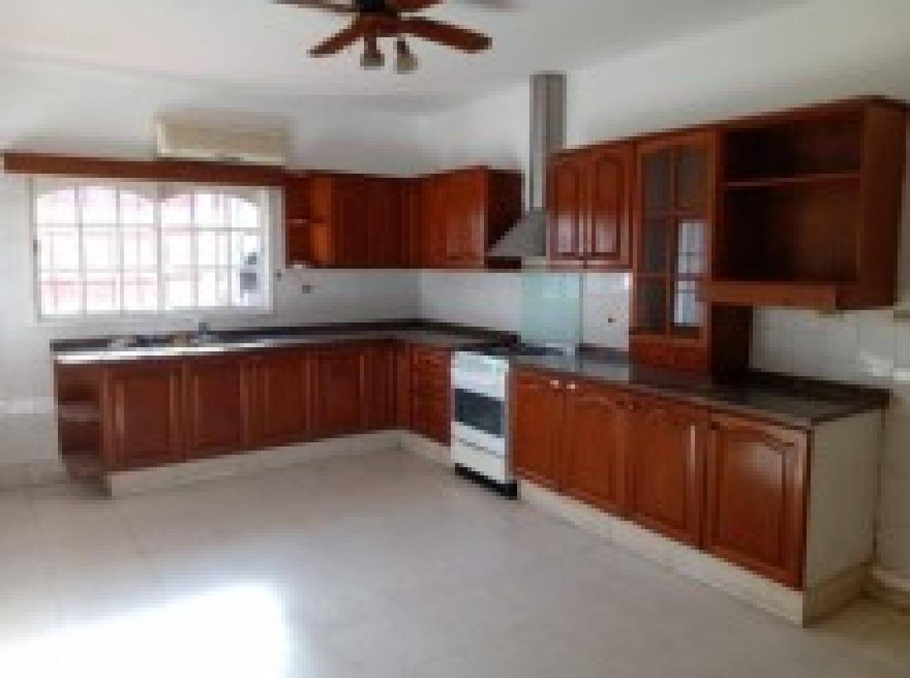 CASA 3 DORM EN VENTA EN BARRIO ALTO ALBERDI (Código: 327)