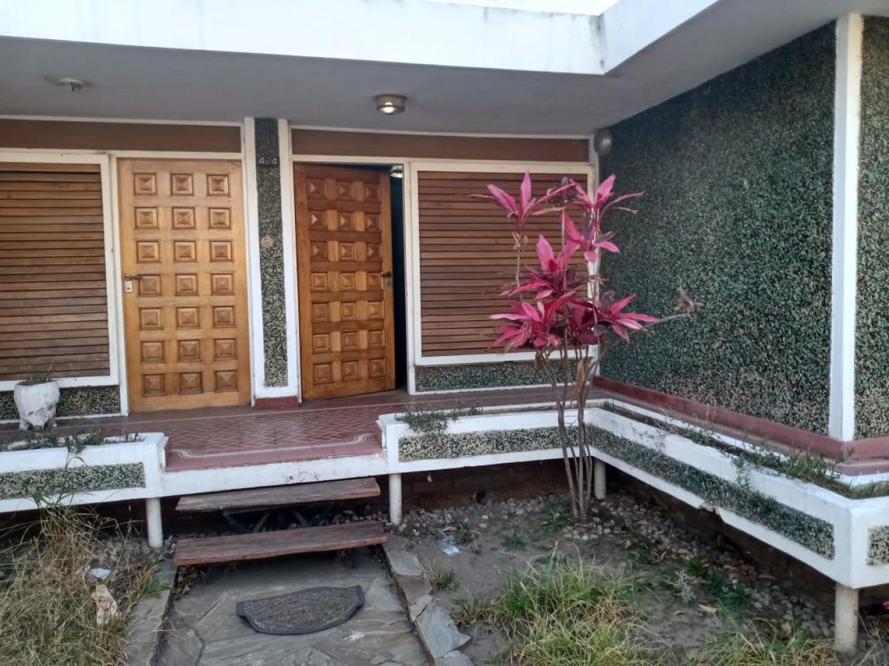 VENTA DE CASA TRES DORMITORIOS EN B° ALBERDI (Código: 330)