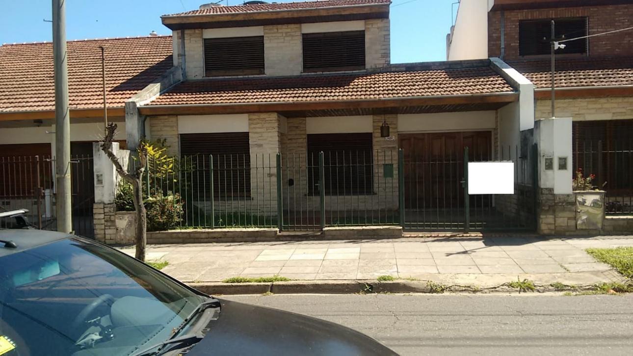 Olivos,  muy buen chalet,de 4amb para mejorar