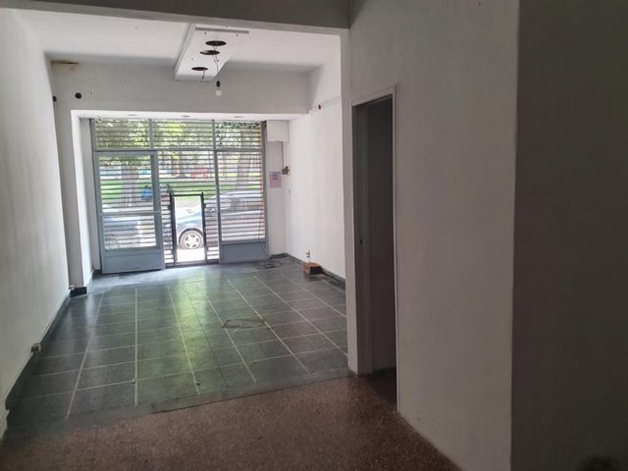LOCAL 40M2 FRENTE PLAZA COLEGIO PIO XXI 400 ESTACION BOSCH