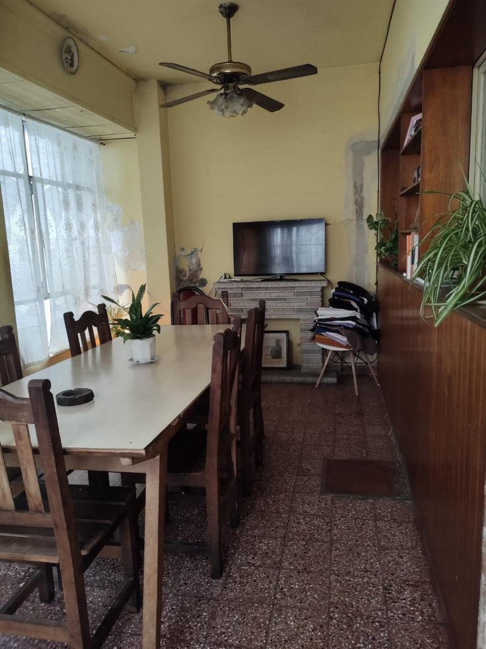 CASA 4 AMB CON FONDO Y TERRAZA CON DEPTO A TERMINAR