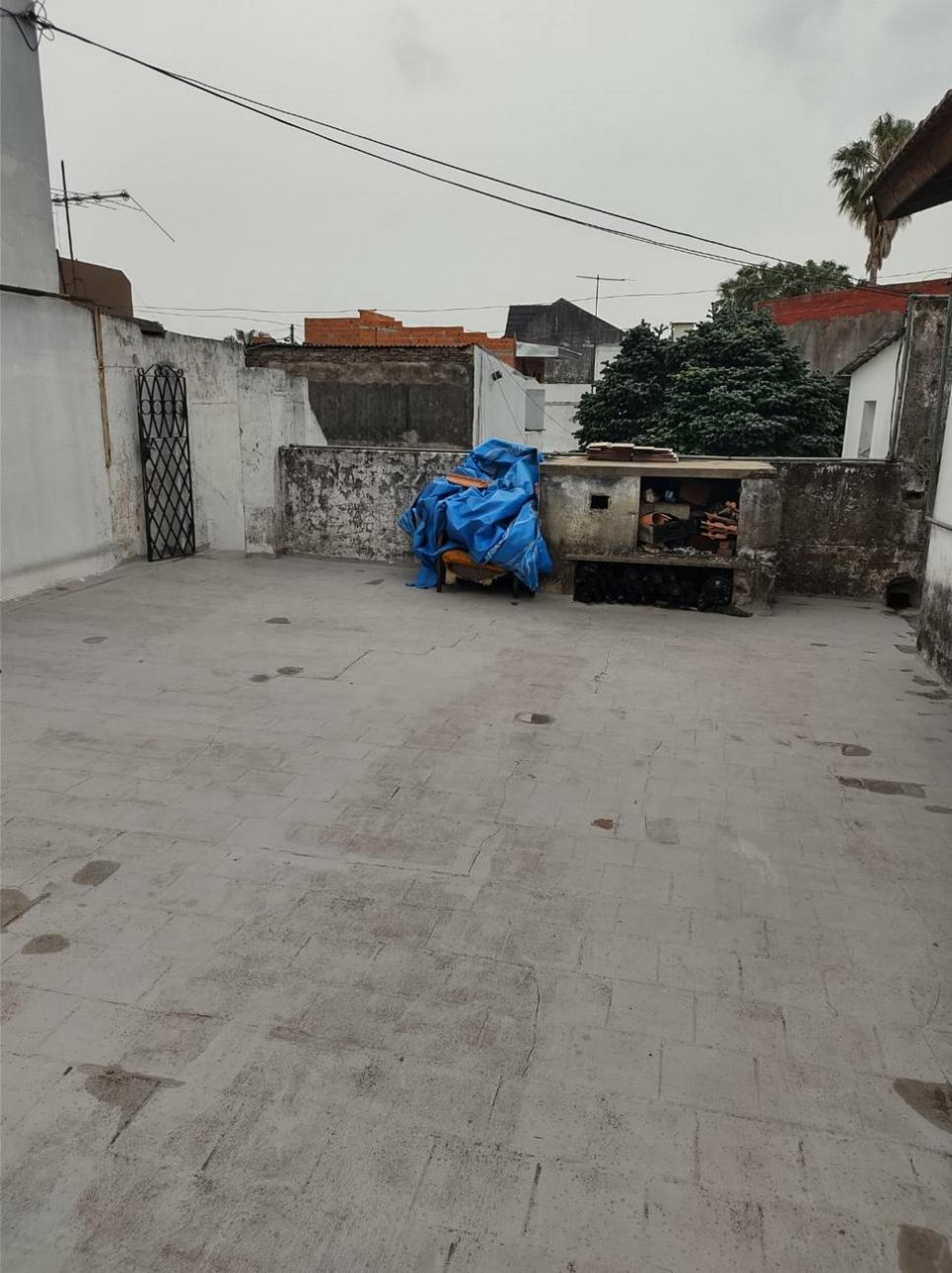 CASA 4 AMB CON FONDO Y TERRAZA CON DEPTO A TERMINAR