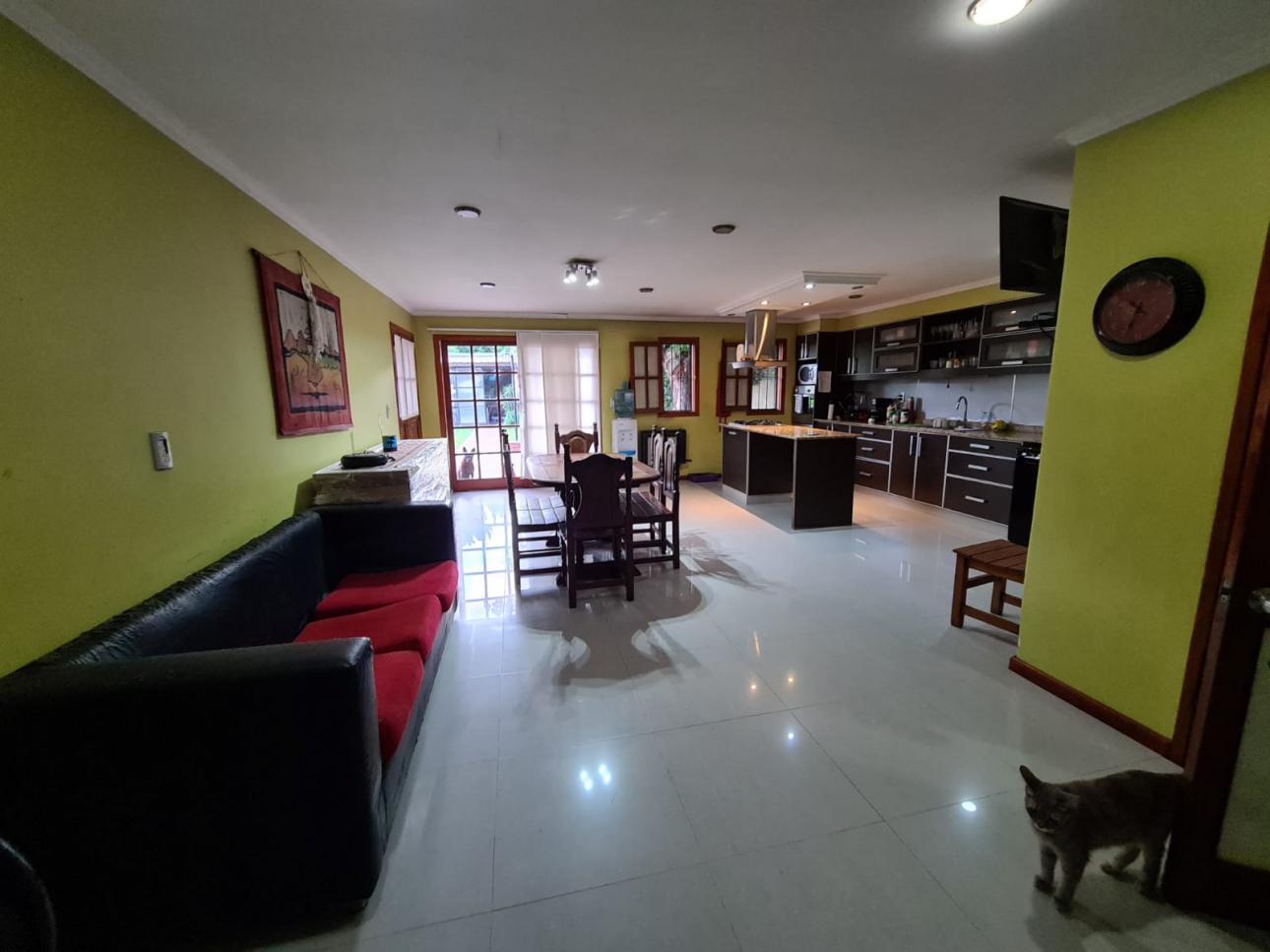 Hermosa casa sobre Alem, a metros de Sarmiento, Glew