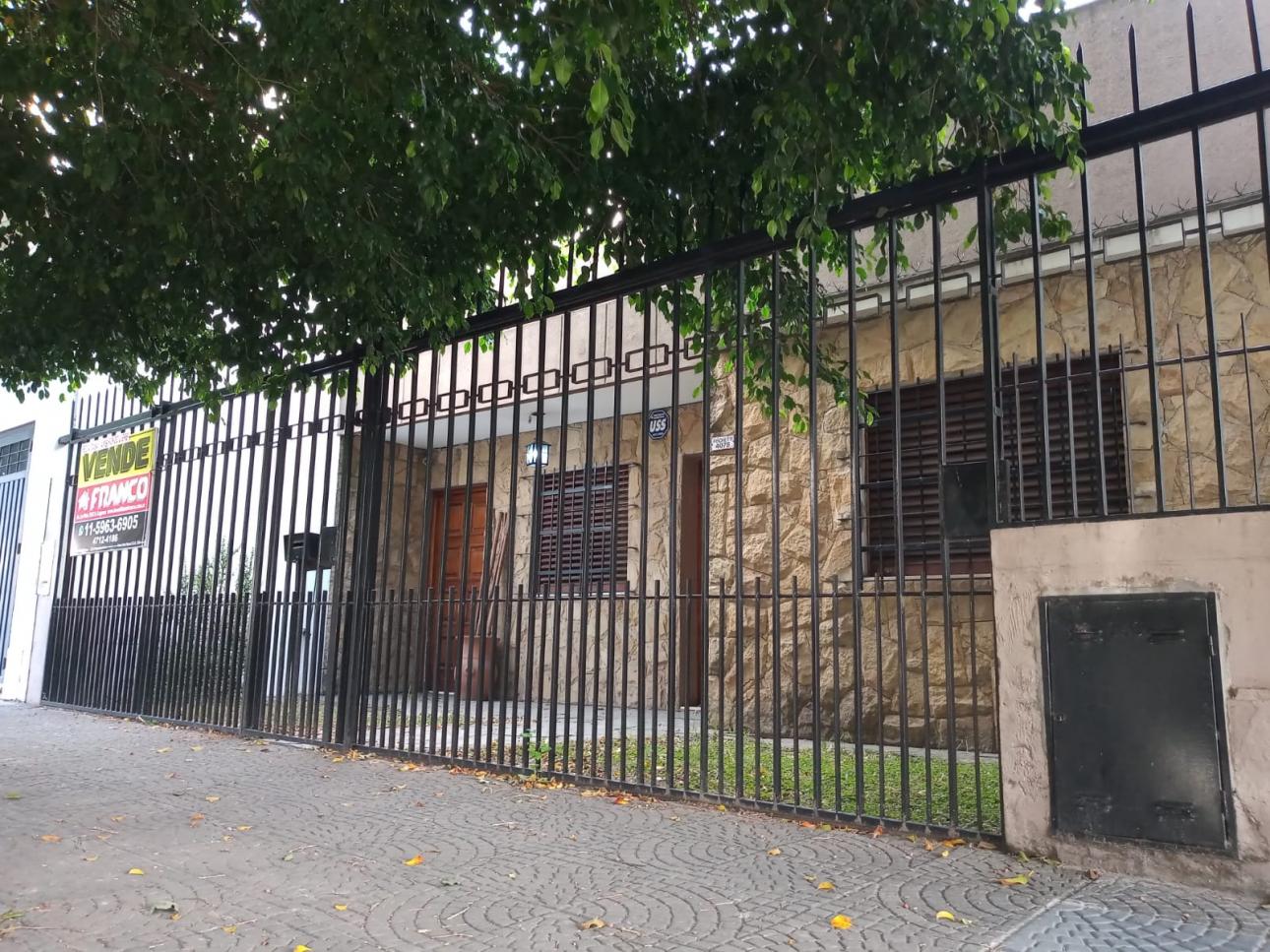 CASA 2 AMB. - DIVISIBLE A 3 AMB C/FONDO LIBRE - PERMUTA
