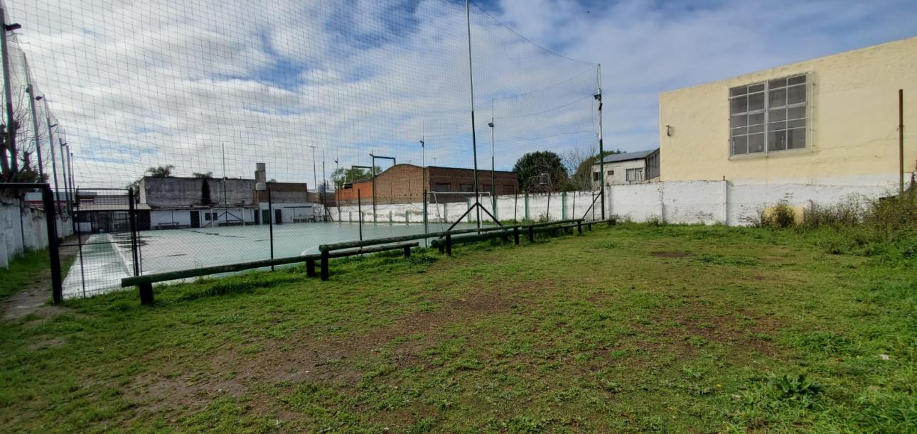 Locales + Depto + Predio Deportivo sobre Av. Yrigoyen, Glew