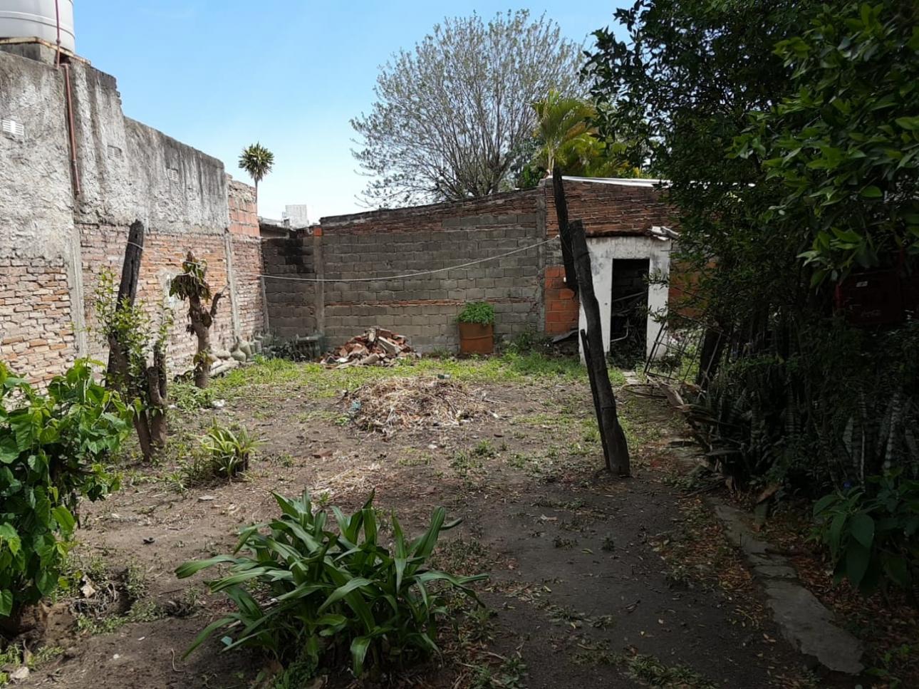 EN VENTA TERRENO CON CASA A RECICLAR A 800 MTS DEL SHOPPING