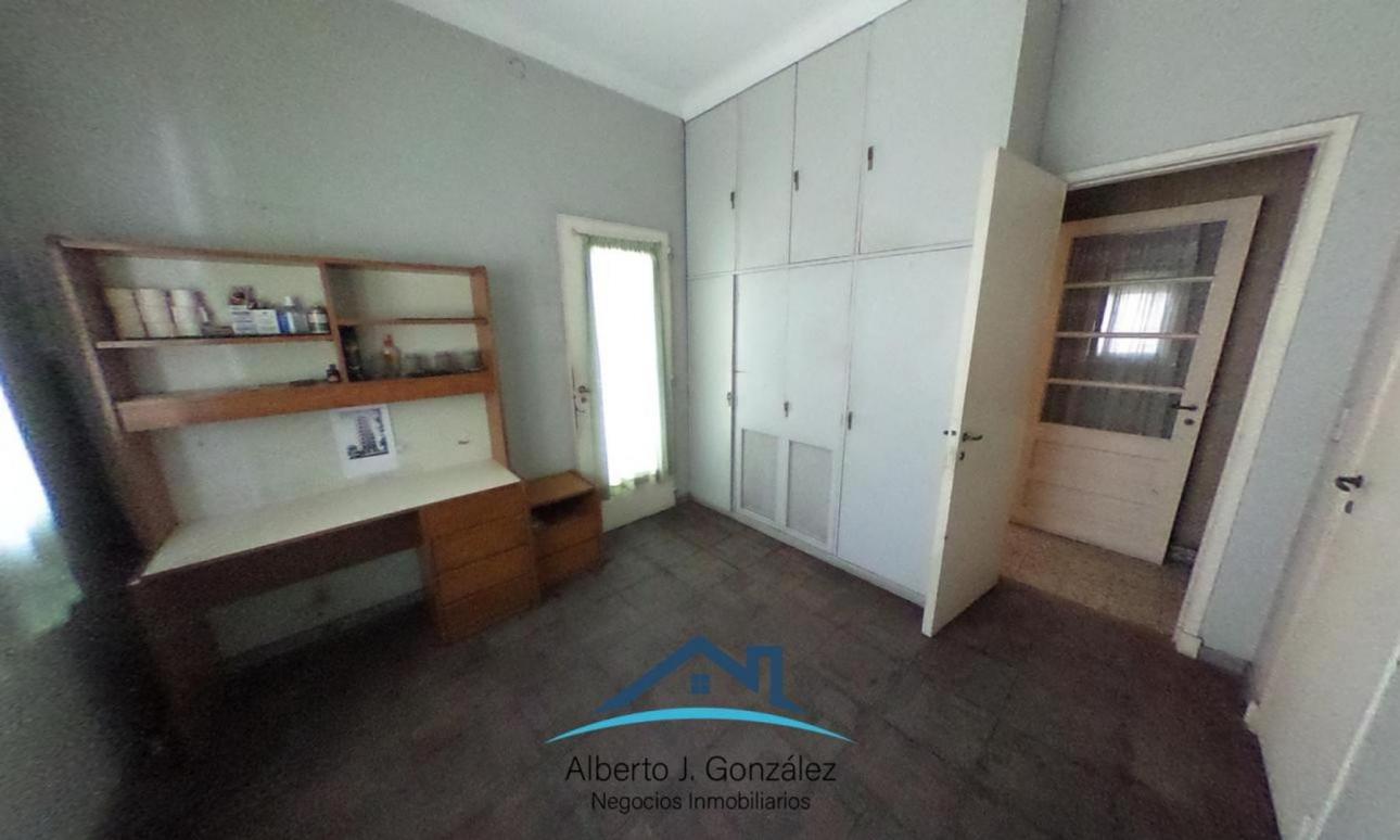 Galpón con vivienda en J. L. Suarez