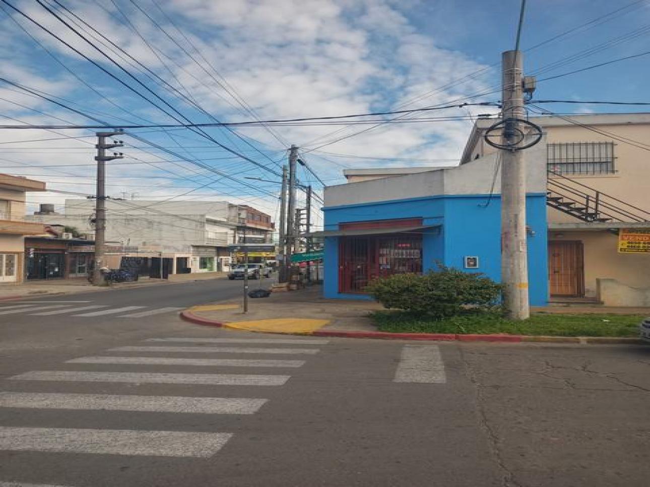 Venta de dos locales mas departamento de cuatro amb en Moron