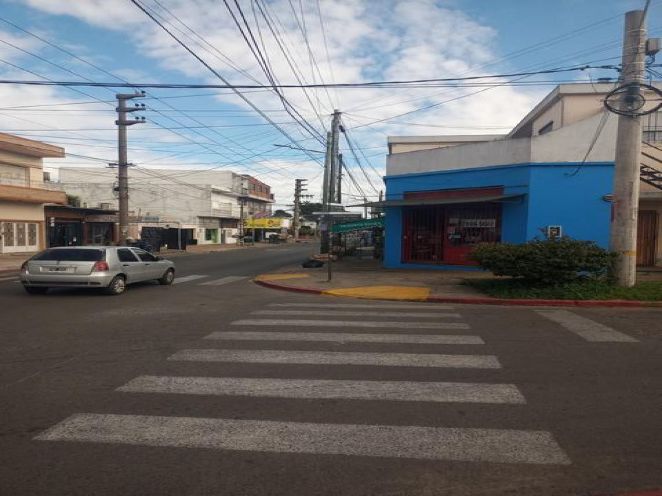 Venta de dos locales mas departamento de cuatro amb en Moron