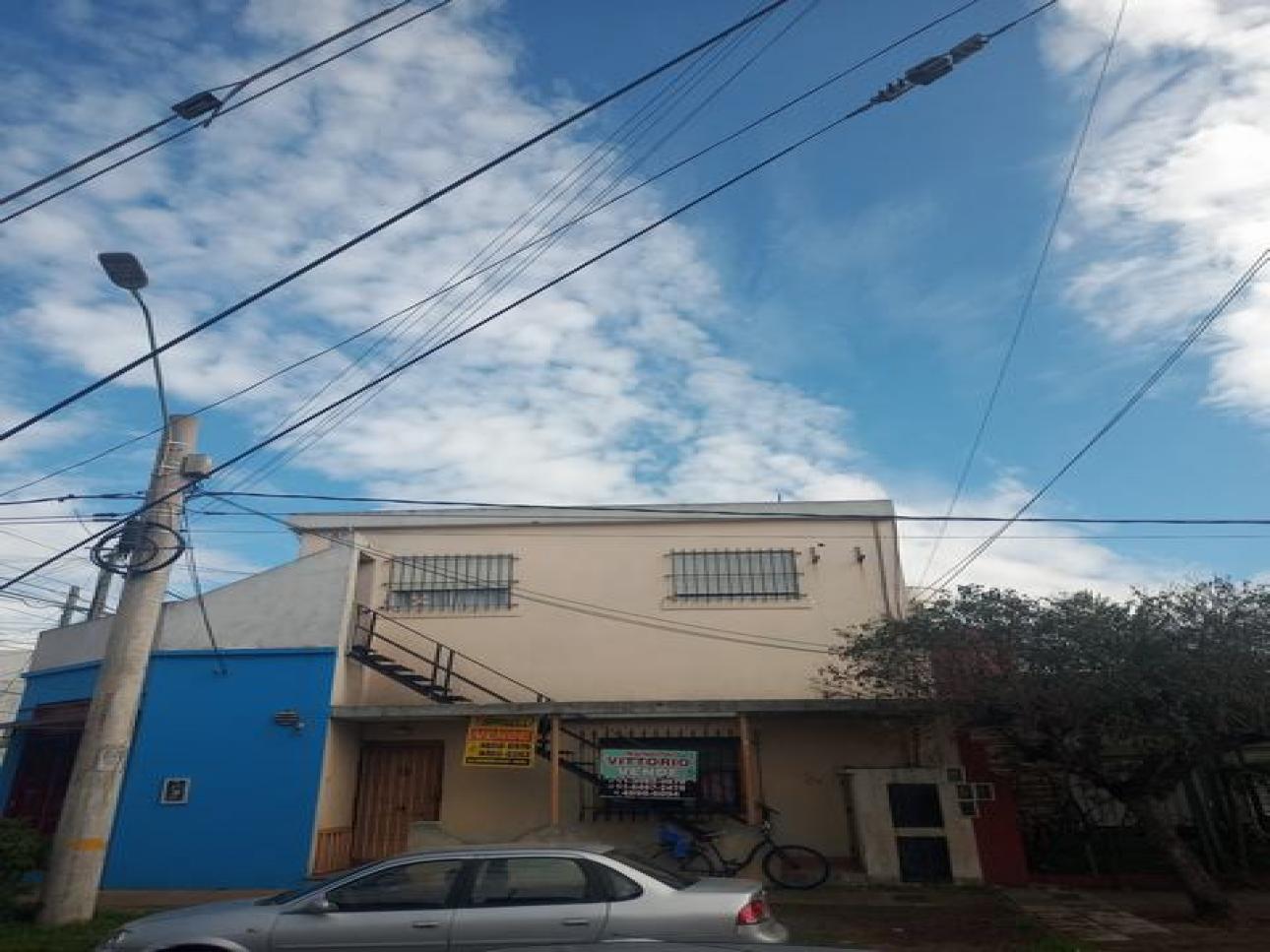 Venta de dos locales mas departamento de cuatro amb en Moron