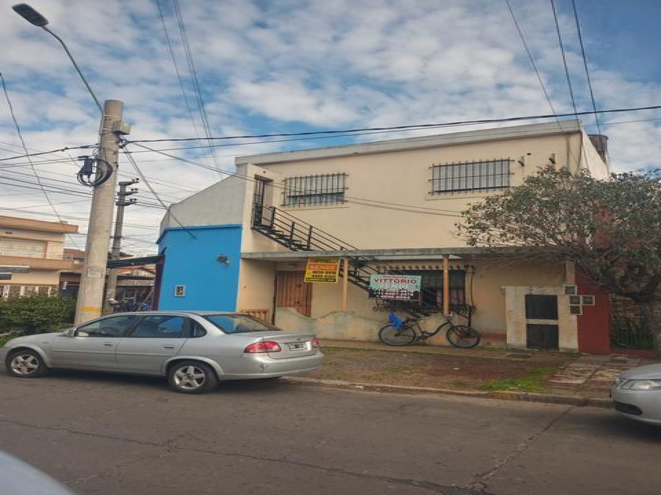 Venta de dos locales mas departamento de cuatro amb en Moron