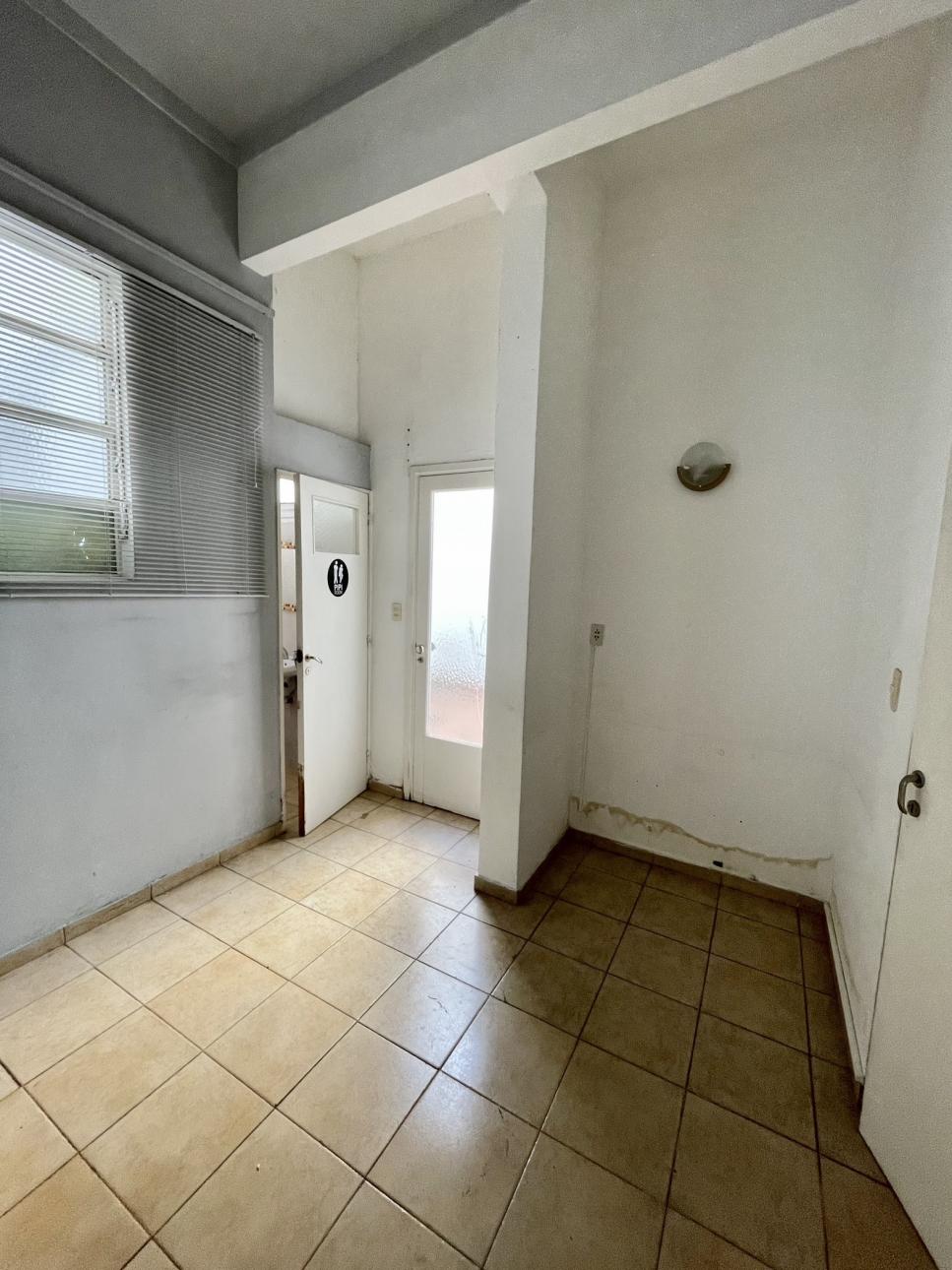 Oficina en PH 3 Ambientes en Planta Baja al Frente con Patio