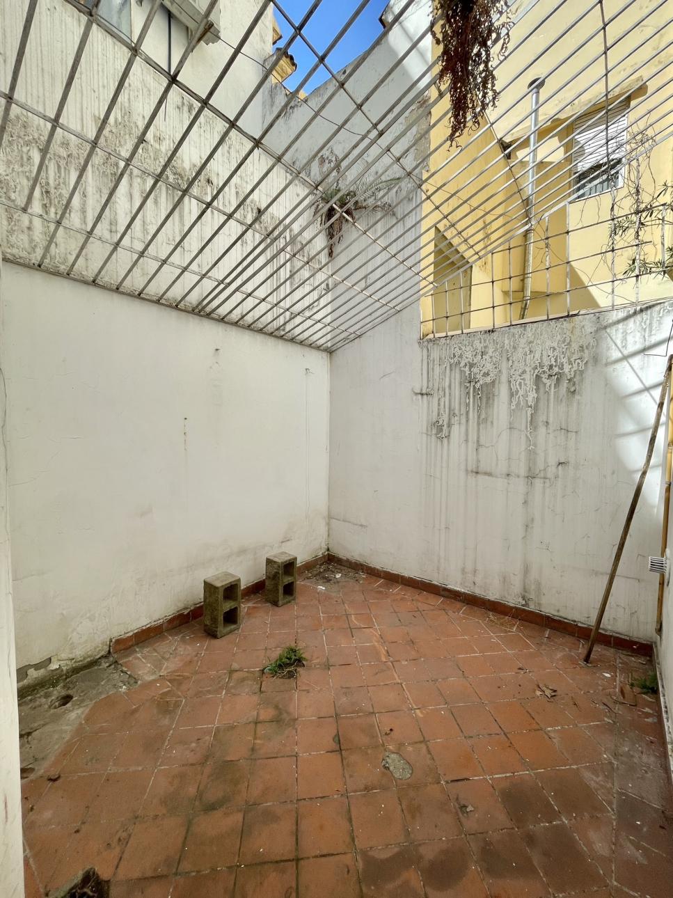 Oficina en PH 3 Ambientes en Planta Baja al Frente con Patio