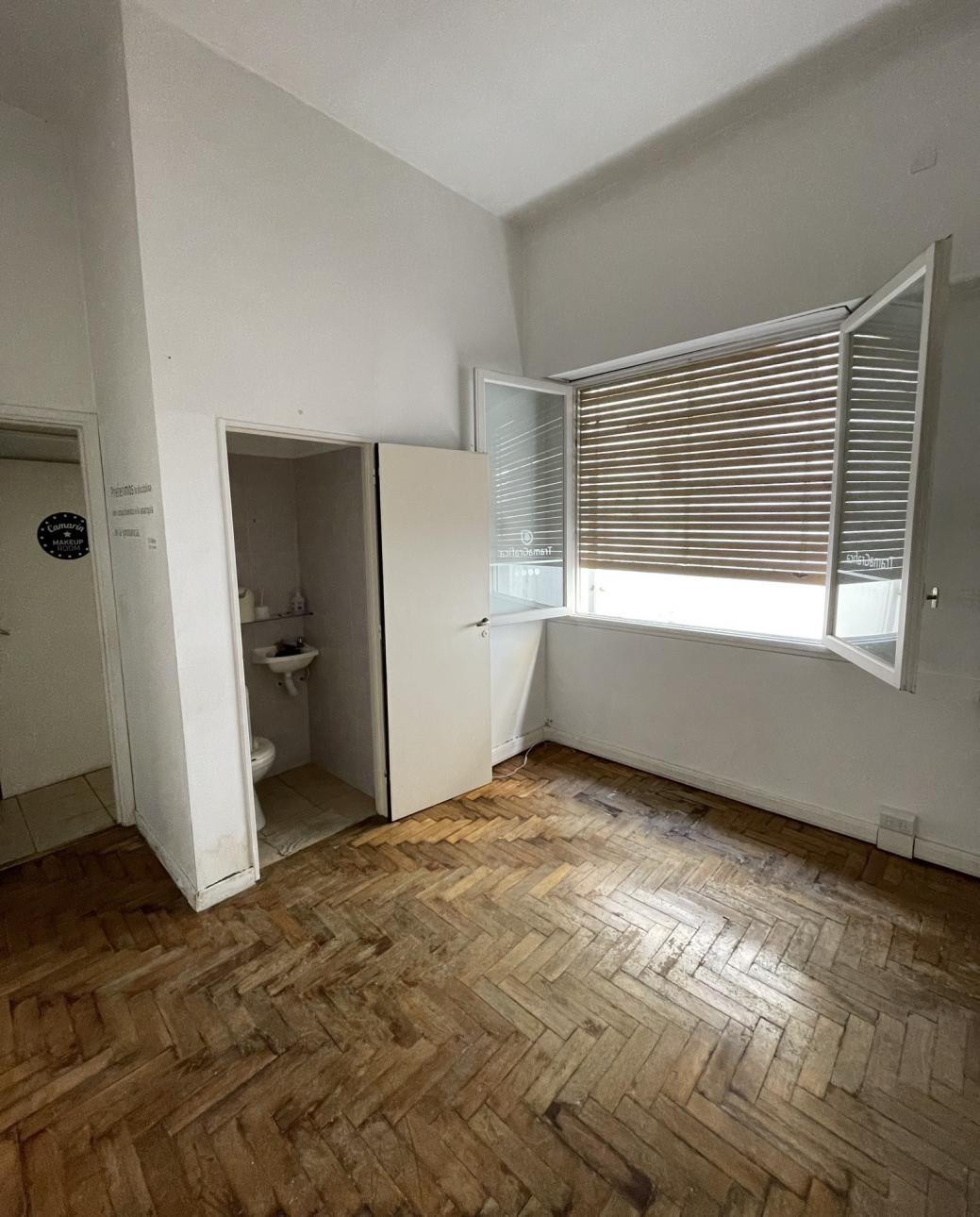 Oficina en PH 3 Ambientes en Planta Baja al Frente con Patio