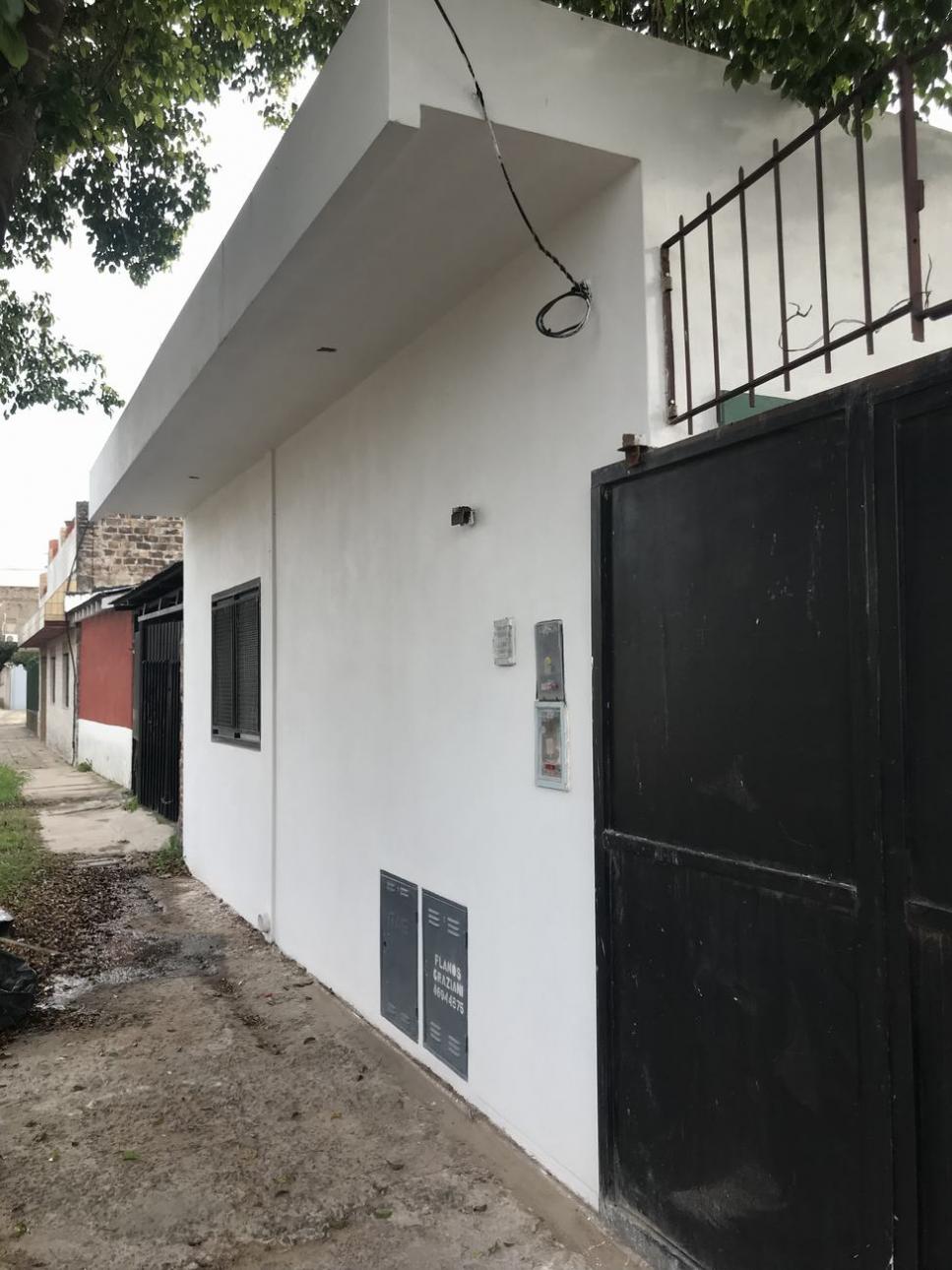 CASA TIPO DEPTO AL FRENTE.- CALLE ALBARELLOS AL 3000 I.C